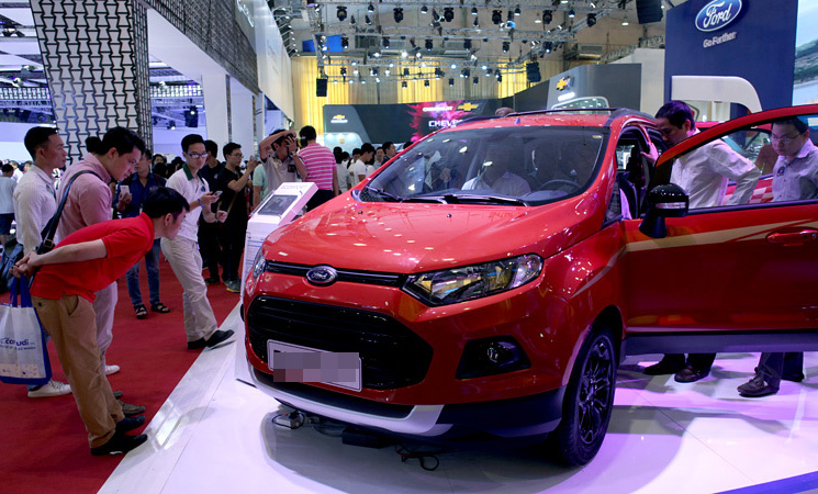 'Mốc định mệnh' 2018: Ô tô giở chiêu 'làm giá', ép khách bị trả giá đau