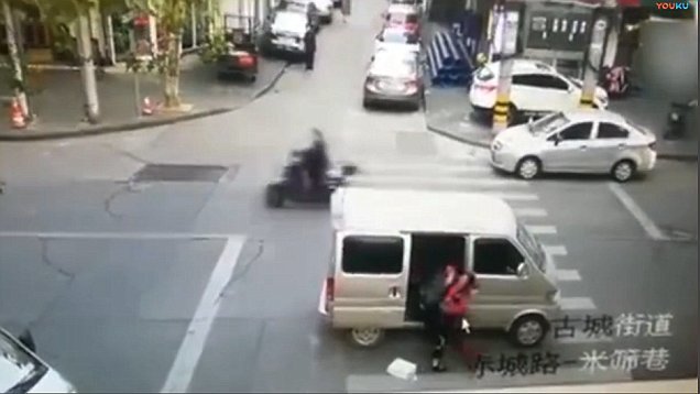 Bé gái bị bắt cóc táo tợn giữa phố