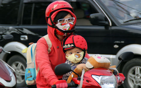 Người Sài Gòn 'diện' đồ ấm đi làm trong tiết trời lạnh 18 độ