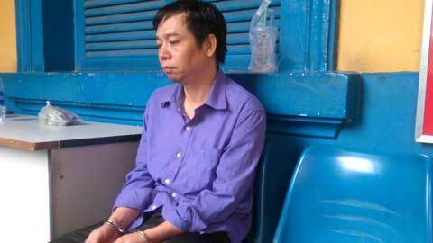 Gã tâm thần giết cha mẹ vợ ngơ ngẩn trước tòa