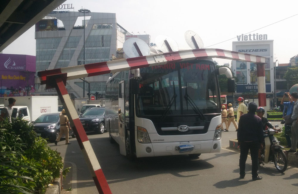 Ô tô vướng thanh chắn, cửa ngõ Tân Sơn Nhất kẹt cứng