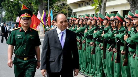 Thủ tướng thăm Bộ chỉ huy quân sự tỉnh Đồng Tháp