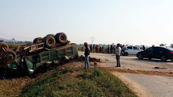 Thanh Hóa: Xe tải đối đầu xe con, 1 người chết