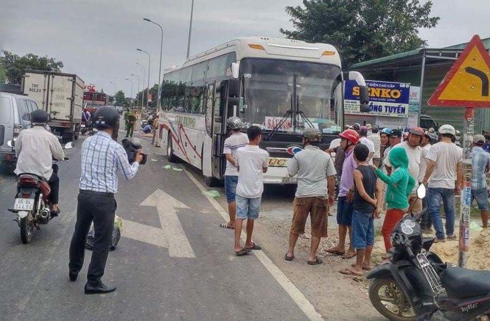 Ô tô mất lái tông 4 người thương vong ở Bình Thuận
