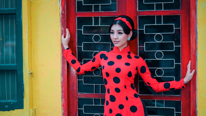 Người đẹp 'đánh bại' Hoàng Thuỳ, Mâu Thuỷ khoe vẻ yêu kiều