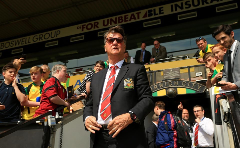 Conte bay ghế, Van Gaal leo lên dẫn dắt Chelsea