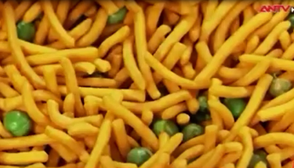 Hiểm họa khôn lường từ loại bim bim cân rẻ tiền 'mua 1 được 10'