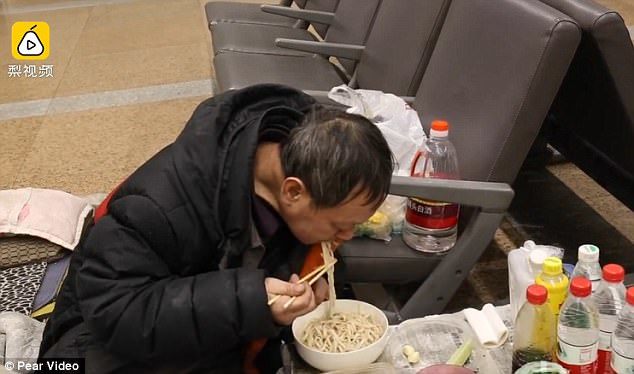 Dọn tới sân bay sống gần chục năm vì cãi nhau với vợ