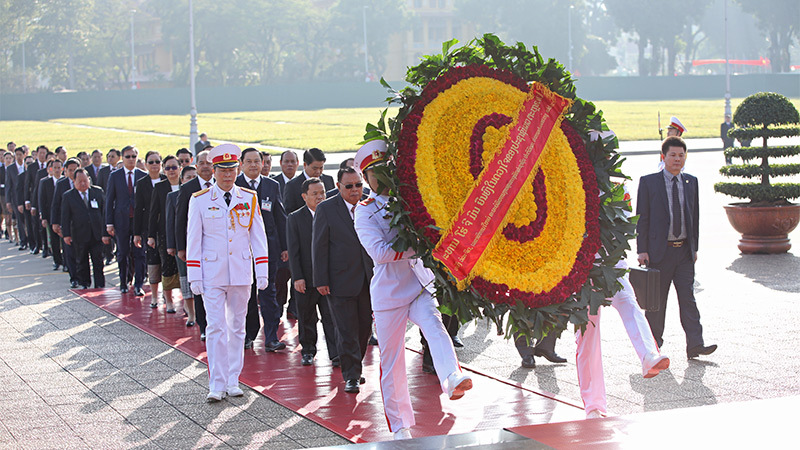 Tổng bí thư Lào vào Lăng viếng Chủ tịch Hồ Chí Minh