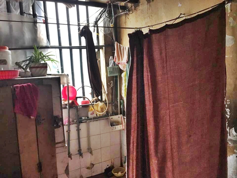 Chuyện khó tin: Che ri đô tắm ở hành lang khu tập thể Hà Nội