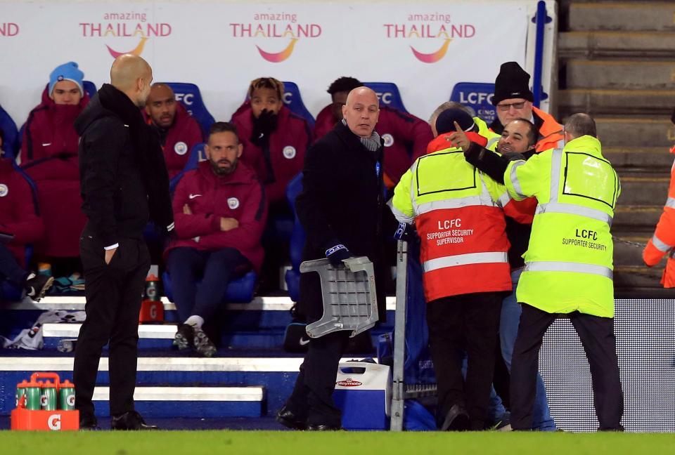 CĐV quá khích lao vào sân khiêu chiến Guardiola