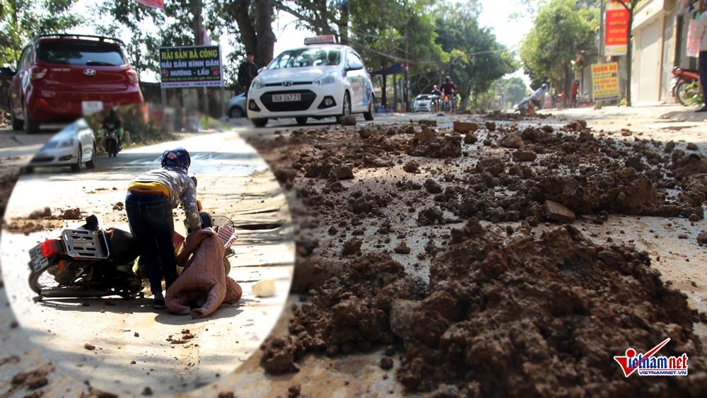 Xe máy lạc lái 'làm xiếc' trên phố Hà Nội vung vãi đất, đá