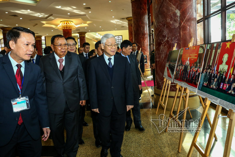 Tổng bí thư Việt - Lào tham quan triển lãm ảnh tại Bộ Quốc phòng