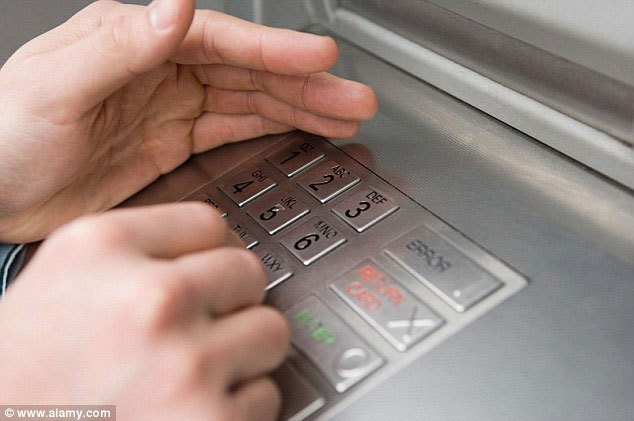 Lật tẩy trò lừa đảo tinh vi trên máy rút tiền ATM