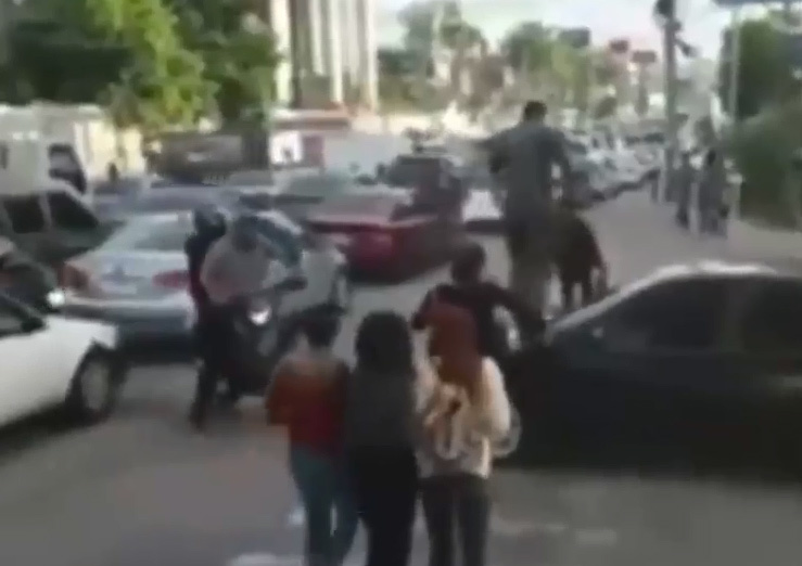 Lấn vạch sang đường của người đi bộ, ô tô, xe máy bị 'dằn mặt' sâu cay