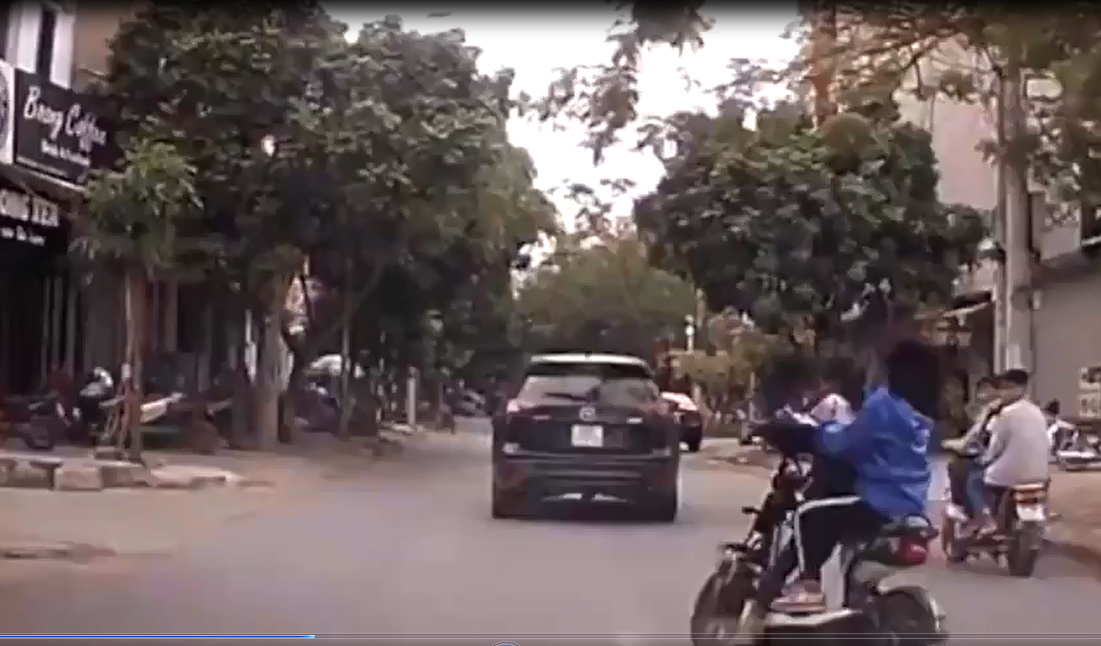 Trẻ em đi xe đạp điện - Những mối lo hiện hữu