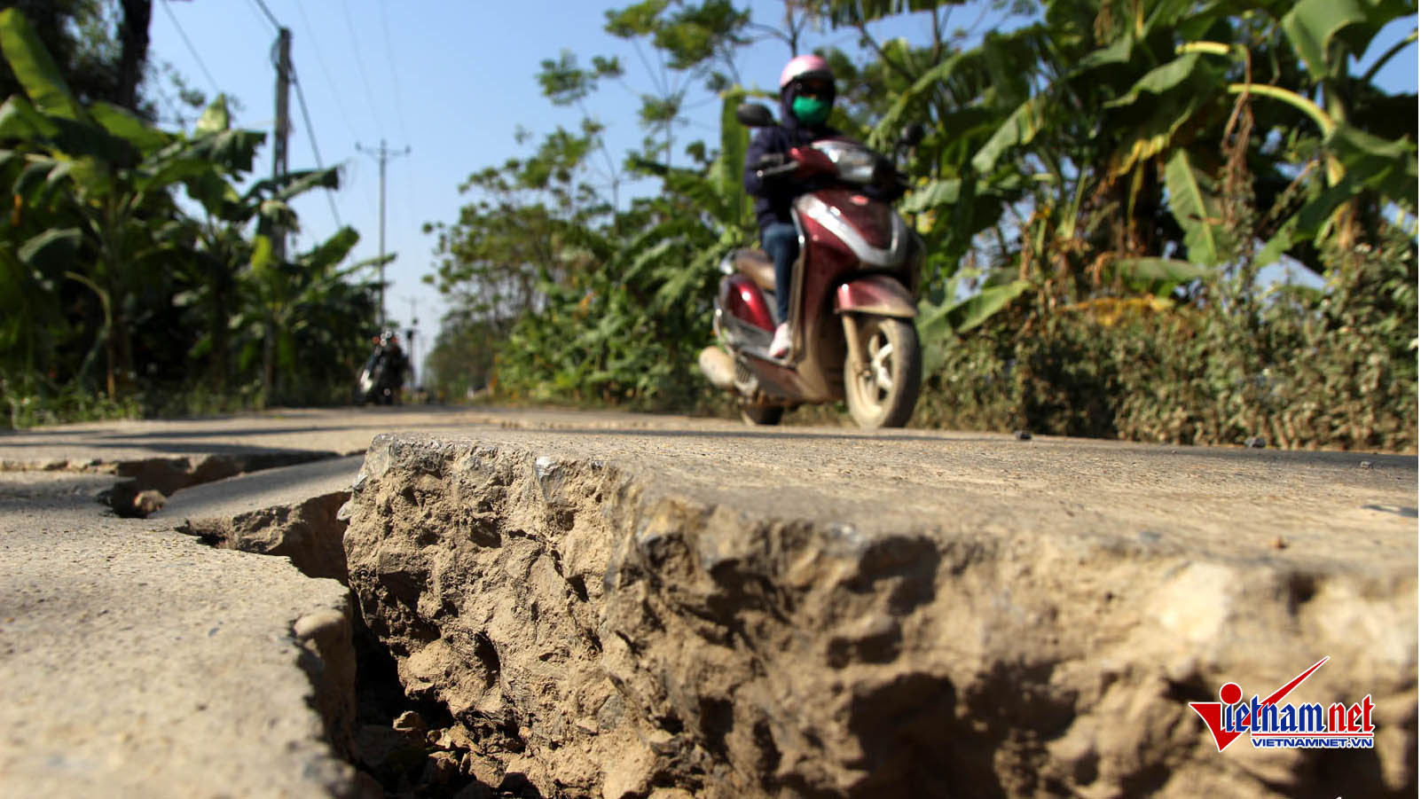 Hà Nội: Đường bê tông nứt toác, vừa kẹp cứng bánh xe