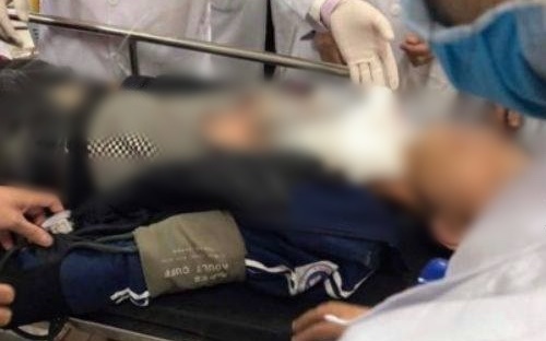 Nam sinh bị đâm gục trước cổng trường sau giờ học