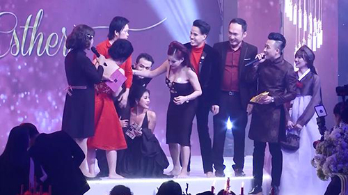 Dàn nghệ sĩ hào hứng tham gia trò chơi trong lễ cưới Trấn Thành