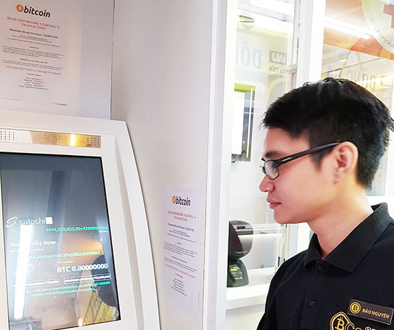 'ATM bitcoin' xuất hiện ở Sài Gòn: Mua tiền ảo dễ như mua kẹo