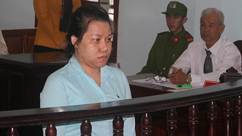 Tham ô tiền tỉ đi sửa sắc đẹp, nữ kế toán trưởng nức nở tại toà