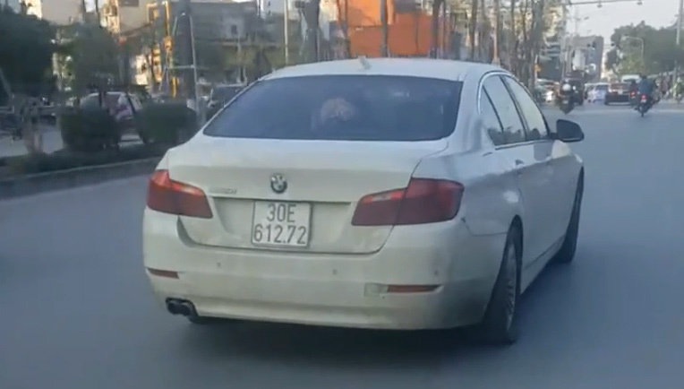 Chủ xe BMW 520i tiền tỷ thản nhiên chạy lốp xẹp lép trên phố Hà Nội