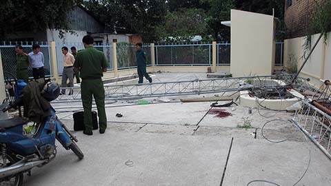 Trụ ăng ten đài truyền thanh đổ sập, 1 người chết