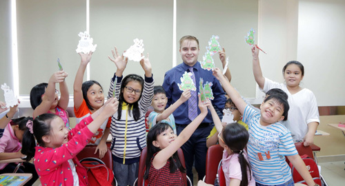 Giáng sinh rộn rã khắp Anh văn Hội Việt Mỹ VUS