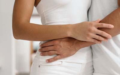 Bạn tình điều trị HIV, quan hệ không an toàn có lây bệnh?