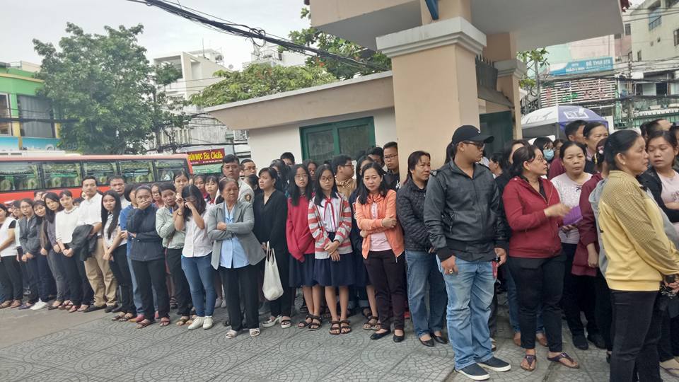 Hàng nghìn học sinh tiễn biệt thầy hiệu trưởng đột ngột qua đời