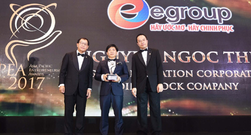 Chủ tịch Egroup - ông Nguyễn Ngọc Thuỷ nhận giải APEA
