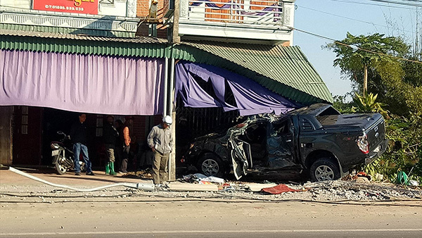 Xe bán tải húc sập cửa nhà dân, tài xế chết thảm