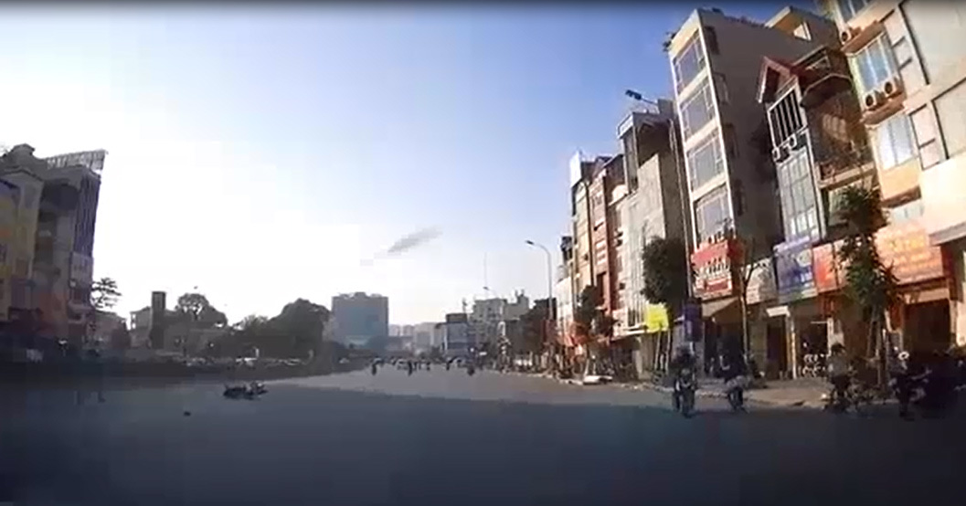 Dân mạng hú hồn với 'nữ Ninja SH' sang đường