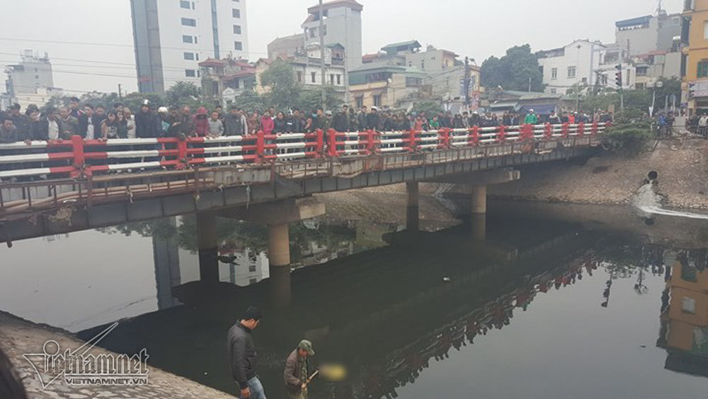 Đứng kín cầu xem vớt thi thể trên sông Tô Lịch