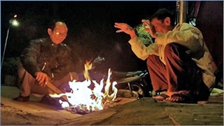 Lạnh nhất từ đầu năm, người Sài Gòn xuýt xoa đốt lửa sưởi ấm