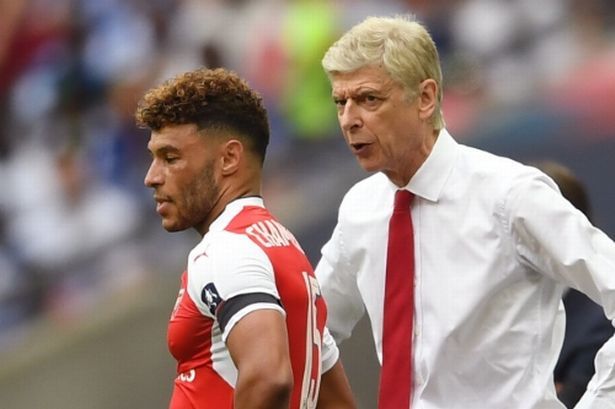 Wenger công kích trò cũ Chamberlain là 