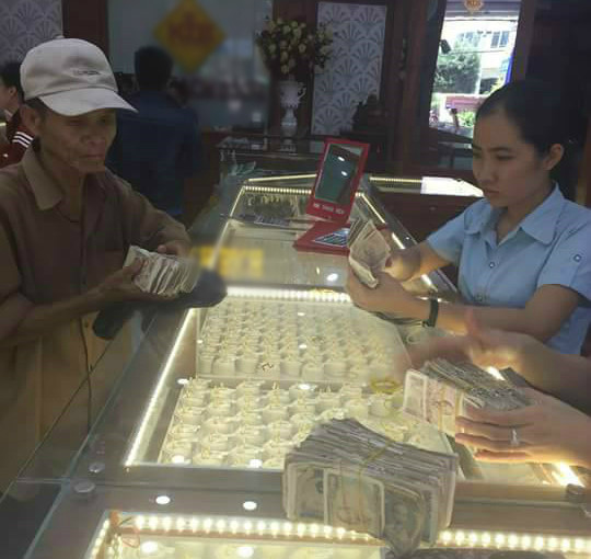 Cha mang cọc tiền lẻ mua hồi môn và loạt ảnh khiến người xem bật khóc