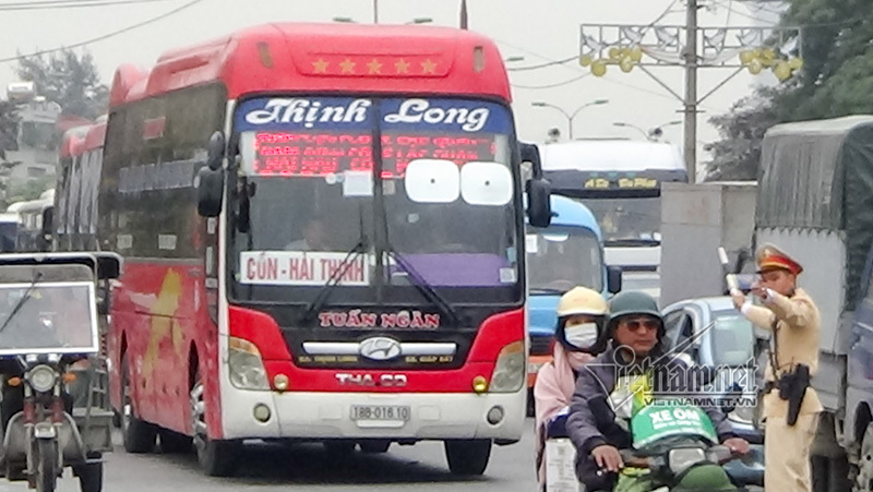 Tước bằng lái xe dù lượn lờ đón khách ở cửa ngõ phía nam Hà Nội