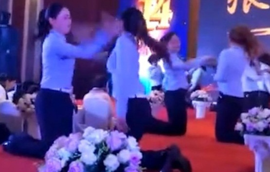 Clip nhân viên nữ Trung Quốc tát nhau trong tiệc cuối năm gây phẫn nộ
