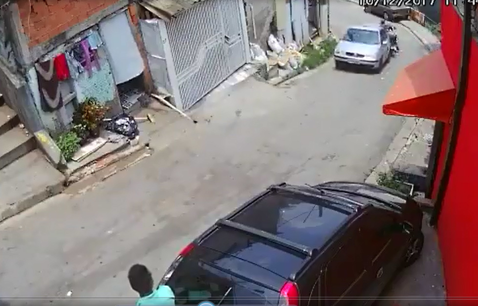 Ô tô lùi như bay xuống dốc, gây họa thảm khốc