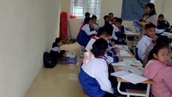 Phạt học sinh ngồi dưới đất vì quên khăn quàng đỏ
