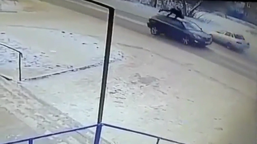 Bị bạn gái bỏ rơi, thanh niên phi thân vào ô tô