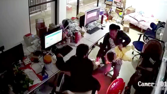 10 clip 'nóng': Phản xạ xuất thần, ông bố cứu con nhỏ khỏi tai nạn