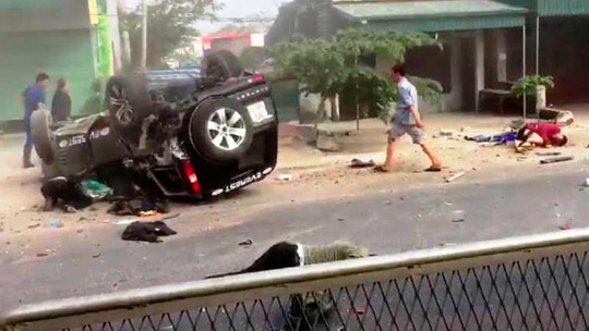 Xe 7 chỗ lộn nhiều vòng sau tai nạn, 2 người chết