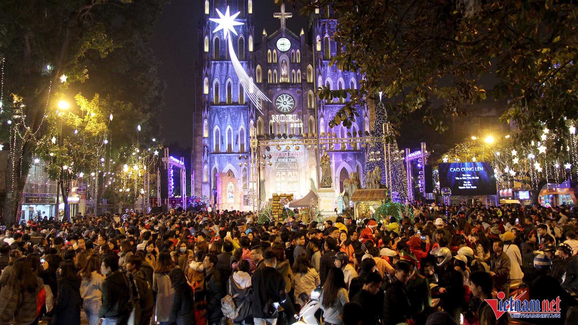 Nghìn người đi chơi Noel sớm, phố Hà Nội tắc cứng