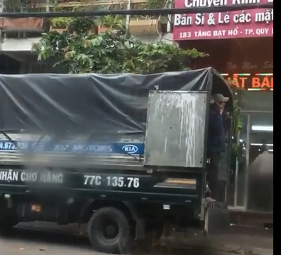 Đỗ xe tải trước cửa, tài xế bị chủ nhà hắt nước từ trên ban công