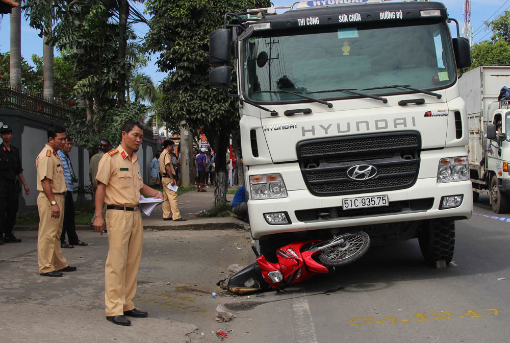 Xe ben cuốn vào gầm, 3 bà cháu thương vong