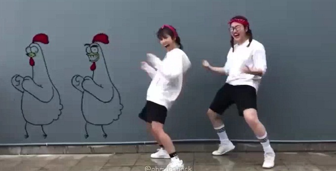Hai cô nàng