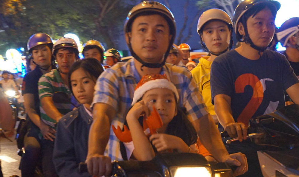 Người Sài Gòn đổ về trung tâm chơi Noel, giao thông kẹt cứng