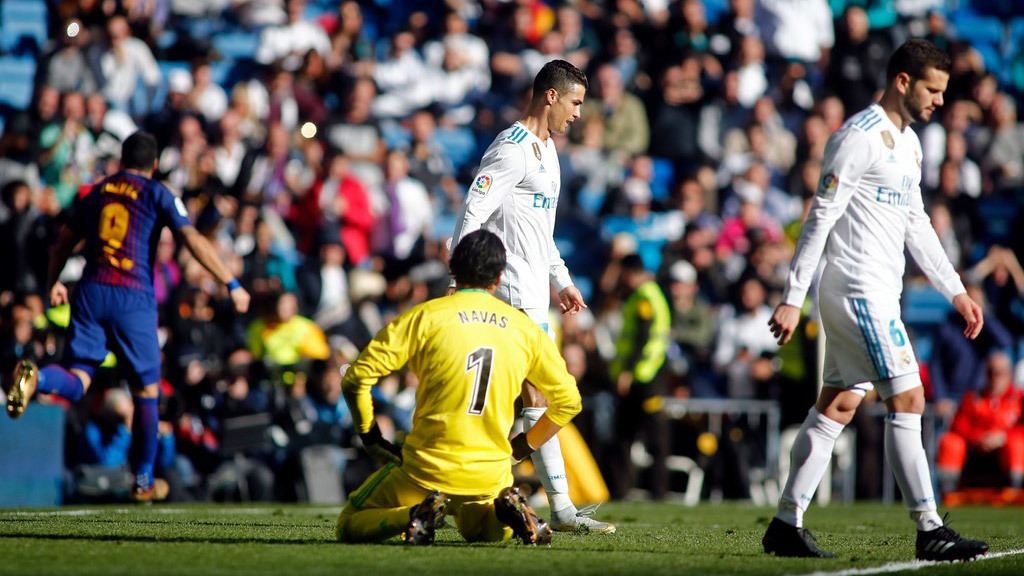 Ronaldo thua sấp mặt Messi: Cái giá của sự kiêu ngạo